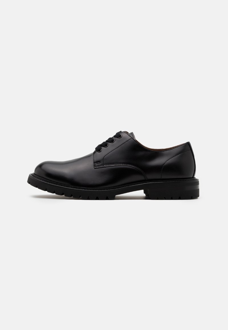 Chaussure habillée en cuir noir, avec un bout arrondi, un design à lacets, des détails de couture subtils et une semelle en caoutchouc texturée pour une meilleure adhérence.