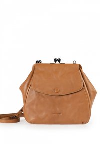 Borsa in pelle color cuoio dalla forma arrotondata, con chiusura a pattina e un logo discreto. Presenta una tracolla removibile e una superficie strutturata. Finiture in metallo nero.
