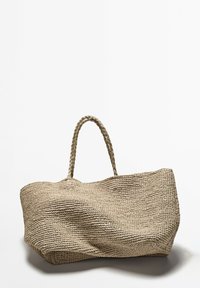 Geweven rieten tas, rechthoekige vorm, beige kleur, gestructureerd oppervlak, voorzien van twee gevlochten handvatten. Zachte en flexibele structuur.