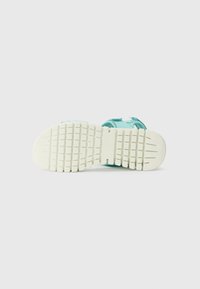 Τυρκουάζ σανδάλι με υφή στο καουτσούκ σόλες, διαθέτει ρυθμιζόμενους ιμάντες και ελαφρύ σχεδιασμό για άνεση και αναπνοή.
