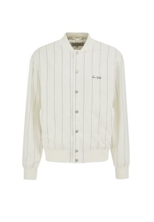 Weiße Bomberjacke mit dünnen vertikalen schwarzen Streifen, Druckknöpfen vorne, gerippten Bündchen und dem Schriftzug „Van Gils“ auf der linken Brust.