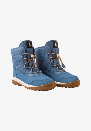 Blaue wasserdichte Stiefel mit einem strukturierten Obermaterial aus Stoff, beigen Schnürsenkeln und einer Gummisohle. Sie verfügen über einen gepolsterten Schaft und ein Logo auf der Lasche.