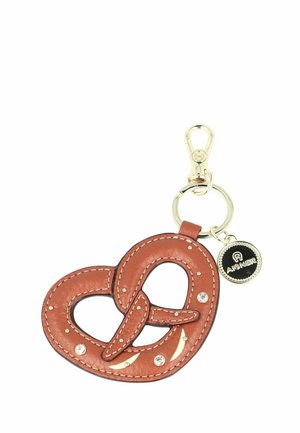 Bruine leren sleutelhanger in pretzelvorm met gouden studs, strass steentjes, een gouden sluiting en een klein rond zwart en goud Aigner logo-label.