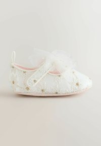 Hvid stofballerina med broderet blomsterdesign, tyllsløjfe og lyserød inderside. Har en blød, fleksibel sål.