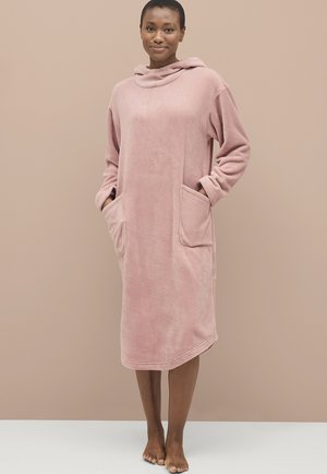 Rosa fleece hættekjole med lange ærmer, to frontlommer og en afslappet pasform, der har en blød tekstur og en mellemlang design.
