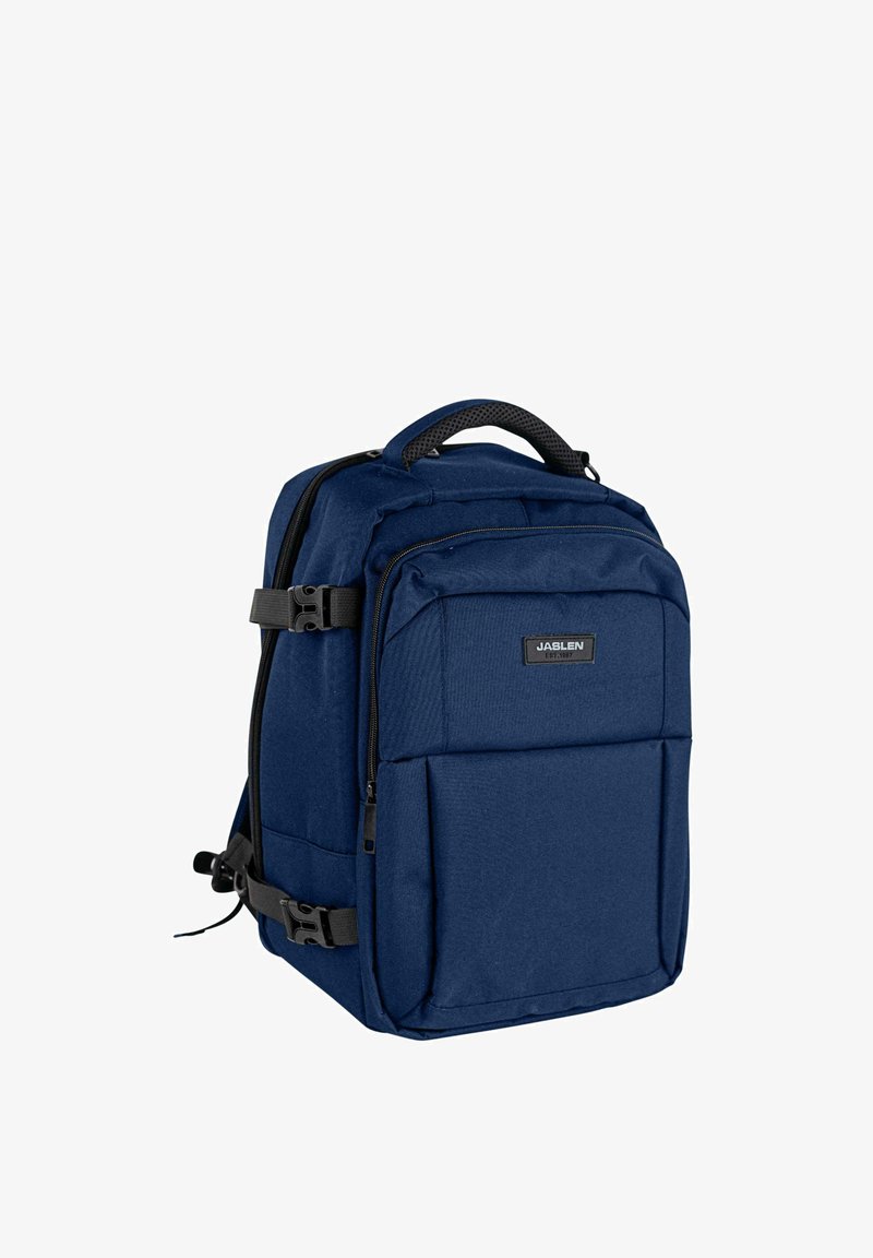 Mochila azul marino con superficie texturizada, múltiples compartimentos con cremallera, herrajes negros, correas acolchadas y asa superior reforzada.