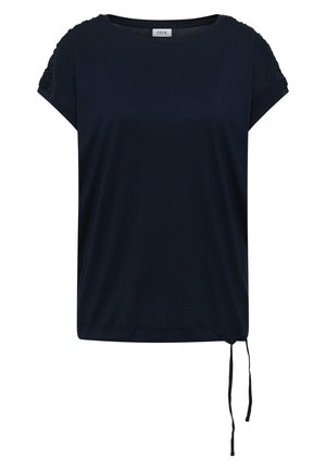 Marineblå kortærmet bluse med rynkede skuldre og justerbar snor i kanten på ensfarvet baggrund.