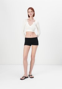 Gina Tricot BASIC FOLDED HOT PANTS - Šortky - black
