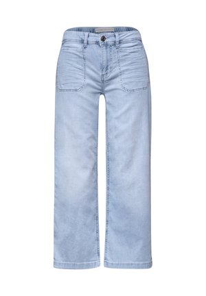 Jeans denim azzurri chiari a gamba larga con tasche applicate frontali, chiusura con bottoni e dettagli di leggero invecchiamento sulla parte superiore delle cosce.