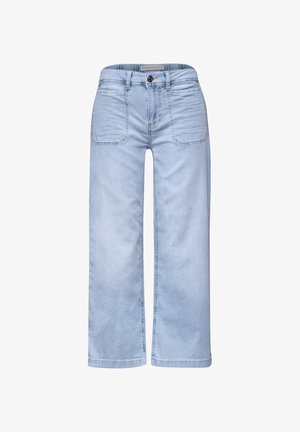Jean en denim bleu clair à jambes larges avec poches plaquées à l'avant, fermeture par boutons et détails subtils d'usure sur le haut des cuisses.