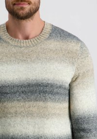 Strickpullover mit Rundhalskragen, ausgestattet mit einem Ombre-Muster in Grautönen, Creme und Beige; weiche Textur mit legerem Schnitt.