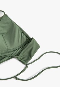 Grøn trekant bikini-top med justerbare stropper, blødt materiale og rynket detaljering på båndet for en sikker pasform.