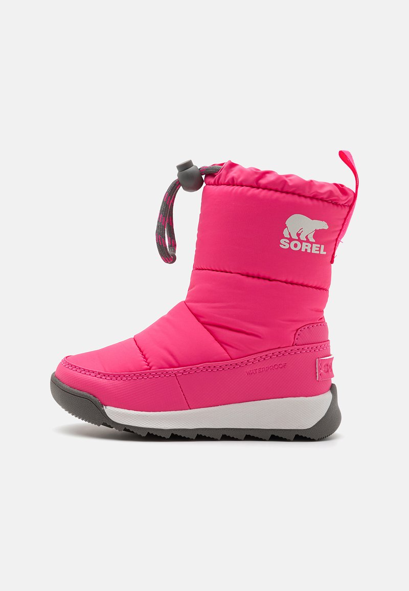 Rosa vanntett støvel med polstret tekstiloverdel, kontrasterende grå såle og elastisk snøring for en tett passform. Har Sorel-logo.