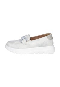 Zapato slip-on de ante gris claro con un amplio detalle de hebilla, suela blanca gruesa y parte superior de textil suave.