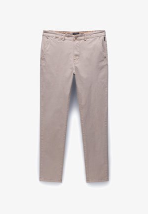 Chino beige in cotone, con chiusura a bottone, cinque tasche e gamba affusolata, con dettagli di cucitura lungo le cuciture.