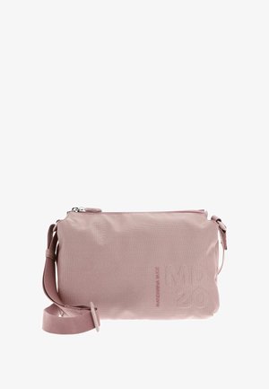 Sac bandoulière rectangulaire rose poudré avec sangle ajustable et fermeture éclair, fabriqué en tissu texturé.