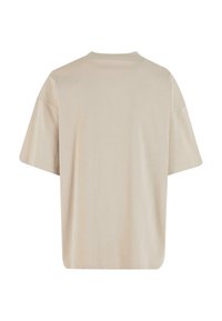 Camiseta beige de manga corta con un ajuste relajado, cuello redondo y fabricada en suave algodón. Diseño sencillo, sin gráficos ni acentos.