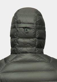 Kurtka puchowa w ciemnozielonym kolorze. Posiada wysoki kołnierz, pikowaną teksturę oraz regulowany kaptur z troczkiem. Gładkie wykończenie materiału.