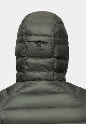 Kurtka puchowa w ciemnozielonym kolorze. Posiada wysoki kołnierz, pikowaną teksturę oraz regulowany kaptur z troczkiem. Gładkie wykończenie materiału.