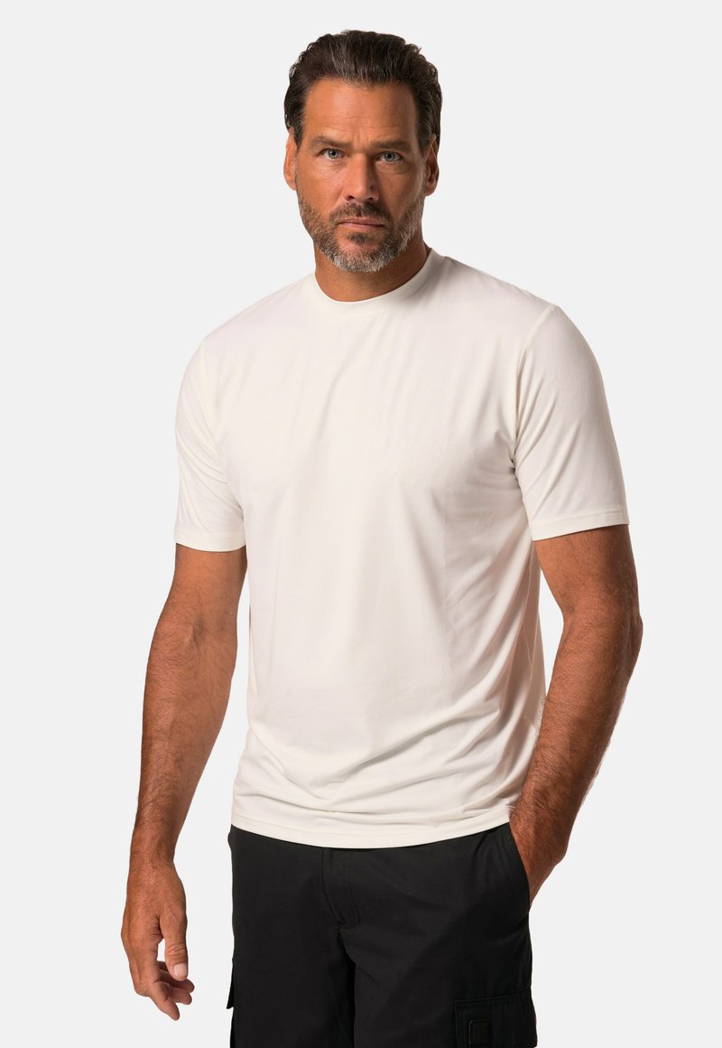 Hvid kortærmet T-shirt lavet af letvægtigt materiale, med rund hals og slim fit. Båret med sorte cargo shorts.