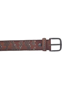 Cinturón de cuero marrón con tachuelas metálicas circulares dispuestas en un patrón. Presenta una hebilla metálica rectangular y un extremo de correa con tachuelas.