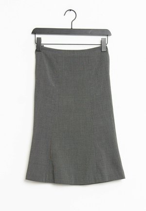 Szara spódnica w kratę z lekko rozkloszowanym fasonem, posiadająca rozcięcie z tyłu i gładką teksturę, wisząca na czarnym plastikowym wieszaku.