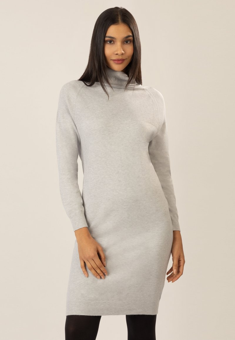 Graues Strickkleid mit hohem Rollkragen und langen Ärmeln. Verfügt über ein geripptes Design an den Schultern und Manschetten, insgesamt glatte Textur.