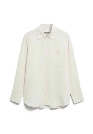 Langärmliges, cremefarbenes Hemd mit Knöpfen, Kragen und Brusttasche, flach auf einem weißen Hintergrund ausgelegt.