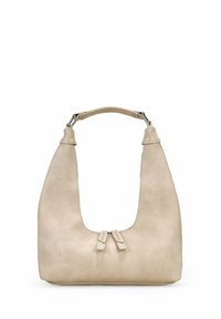 Bolso de mano de cuero beige con una silueta curva y estructurada. Presenta un asa corta y tiradores de doble cremallera en la parte superior. Textura suave.