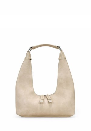 Bolso de mano de cuero beige con una silueta curva y estructurada. Presenta un asa corta y tiradores de doble cremallera en la parte superior. Textura suave.