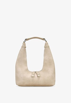 Bolso de mano de cuero beige con una silueta curva y estructurada. Presenta un asa corta y tiradores de doble cremallera en la parte superior. Textura suave.