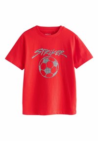 T-shirt en coton rouge avec un motif gris représentant un ballon de football et le mot "STRIKER" en lettres majuscules et ludiques. Manches courtes et col rond.
