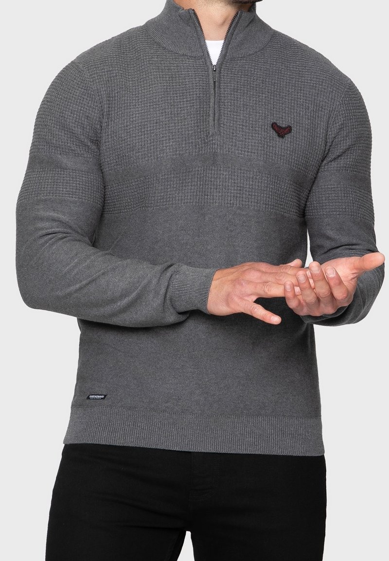 Maglione grigio con design a mezzo zip, motivo testurizzato sul petto e polsini e orlo a coste. Piccolo logo sul lato sinistro del petto.