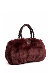 Bordová kabelka z umelého kožušiny s opletenými hnedými rukoväťami, zaobleným tvarom, hebkou textúrou a malým strieborným logom na boku.
