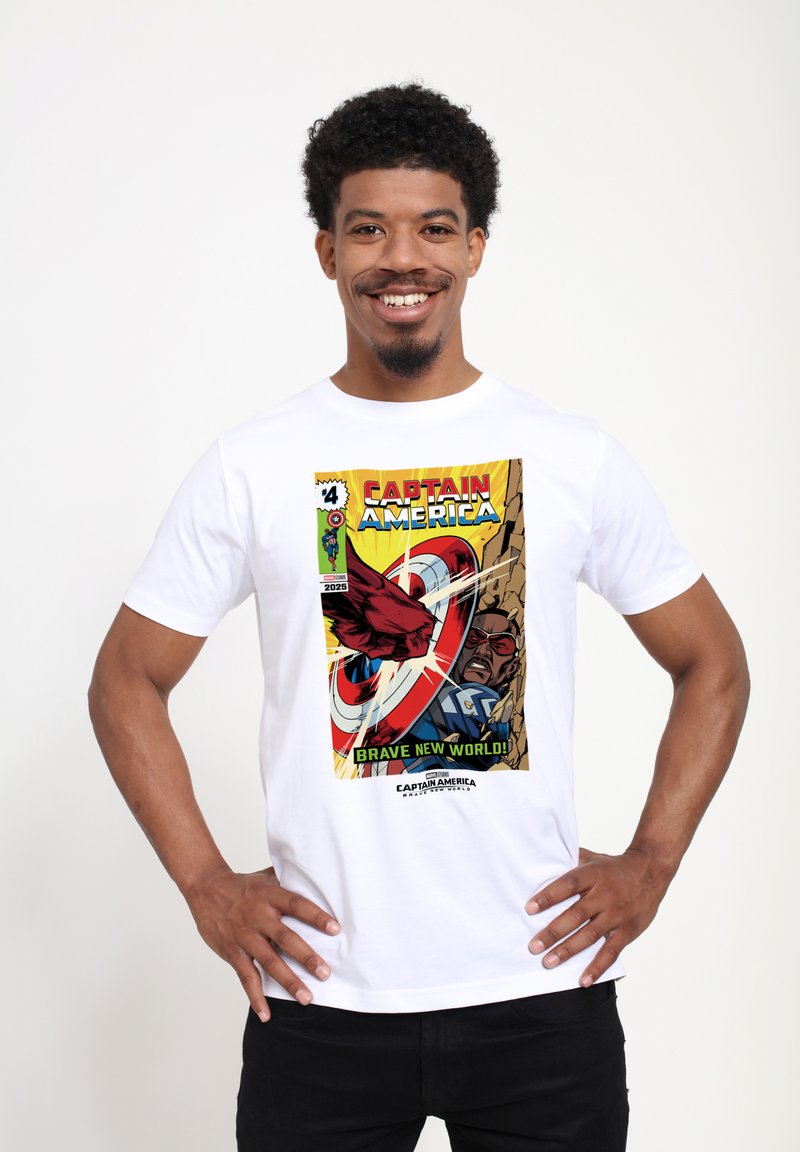 Camiseta blanca con un gráfico colorido al estilo cómic de Capitán América, con texto e ilustraciones en negrita en el frente, cuello redondo mediano.