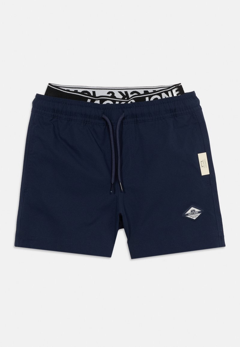 Granatowe męskie szorty kąpielowe z regulowanym paskiem ze sznurkiem, bocznymi kieszeniami oraz małą naszywką z logo na przedniej, lewej nogawce.
