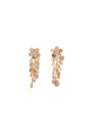 Orecchini pendenti con grappoli di piccole conchiglie tonde di colore crema disposte in fili a cascata.