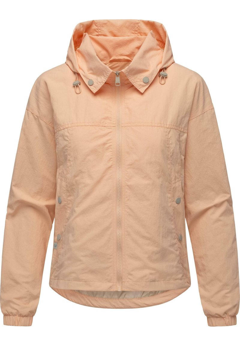 Jacket v broskvové barvě, lehká, s kapucí, předním zipem, druky a elastickými manžetami. Hladká textura a mírně lesklý povrch.