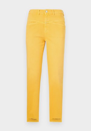 Jeans din denim galben cu un design ajustat, cinci buzunare și închidere cu nasture. Textură netedă cu accente de cusătură de-a lungul cusăturilor.