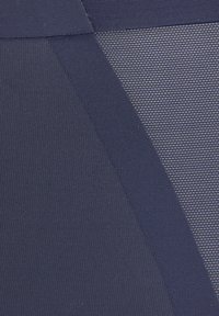 Tessuto blu navy caratterizzato da sezioni lisce e testurizzate con un motivo geometrico; contrasti di colore distinti e linee pulite aumentano l'interesse visivo.