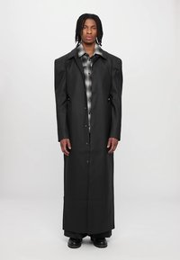 Han Kjøbenhavn LONG COAT - Šineļveida mētelis - anthracite black