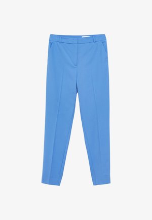 Hellblaue, maßgeschneiderte Hose mit Gürtelschlaufen, Seitentaschen und Bügelfalten, flach auf weißem Hintergrund ausgelegt.