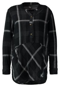 Camicia a maniche lunghe a scacchi neri e grigi scuri, con scollatura senza colletto, apertura a tre bottoni e tasca a marsupio frontale.