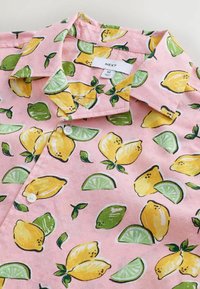 Chemise rose à manches courtes avec des boutons blancs, imprimée de citrons jaunes et de quartiers de citron vert verts, taille M de la marque Next.