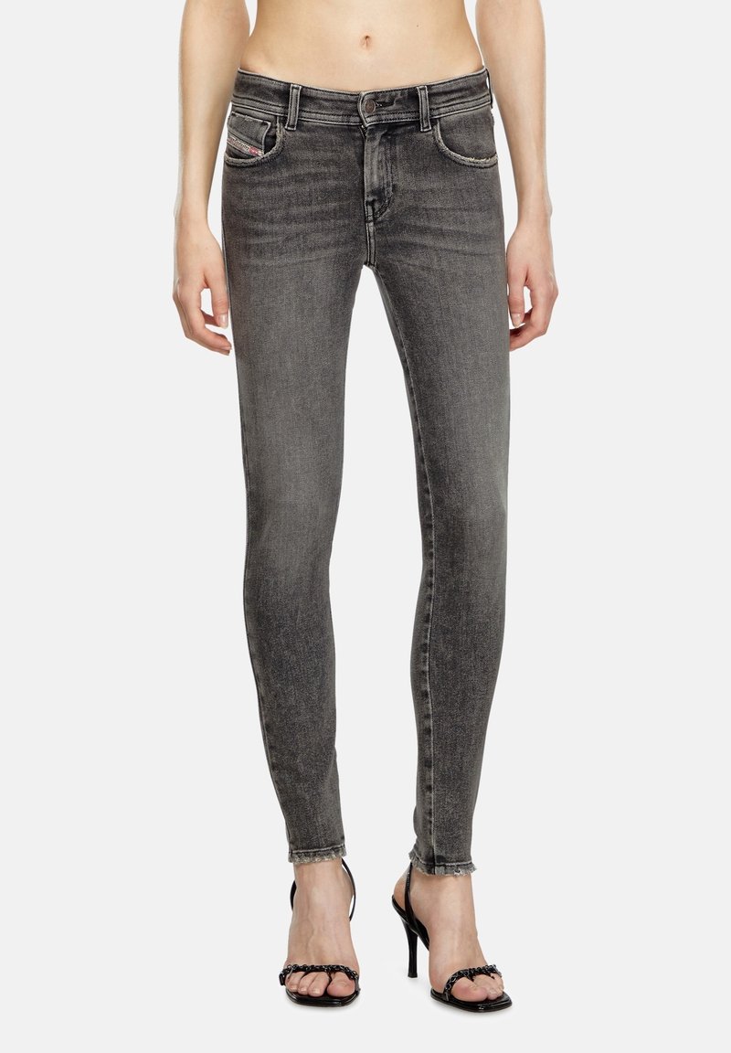 Grå skinny jeans i denim med blekt mönster, med en medelhög midja, fem fickor och subtila sömnadsdetaljer.