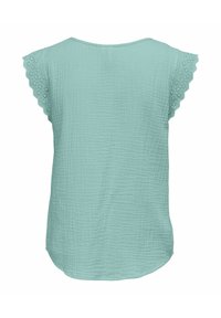Un top verde menta con un tessuto testurizzato, caratterizzato da maniche corte a scallop con dettagli in occhio di pernice e un orlo arrotondato.