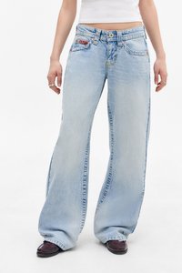 Vaqueros de denim anchos de color azul claro, con cintura alta, cinco bolsillos y una textura desgastada con sutiles detalles de desgaste.