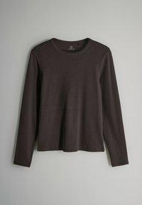 Langärmliges, Rundhals-Shirt in Dunkelbraun, aus weichem Ripp-Gewebe gefertigt. Verfügt über eine lockere Passform mit geradem Saum und minimalistischen Nähdetails.