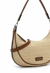 Sac tissé beige en forme courbée, avec des accents en cuir marron et une bandoulière amovible. Dispose d'une fermeture éclair et d'un patch de marque.