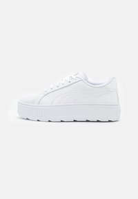 Baskets blanches de sport avec une tige en cuir lisse, un col rembourré, une semelle épaisse à plateforme et un logo latéral. Design minimaliste.